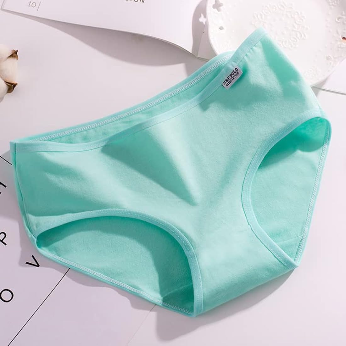 Panties orqali kunnilingusni bajaradi Panties orqali kunnilingusni bajaradi